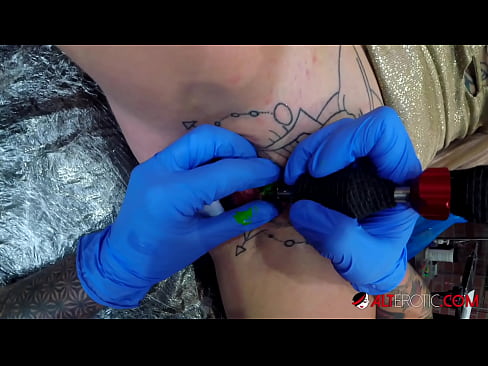 ❤️ Uiters getatoeëerde hottie Sully Savage het 'n tatoeëermerk op haar klitoris gekry ☑ Porno by porn af.teatroporno.ru ❌️❤